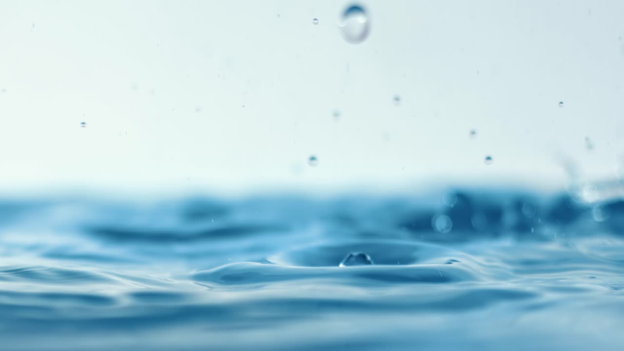 ⁇ 방울이 아주 느린 속도로 떨어지고 있습니다.