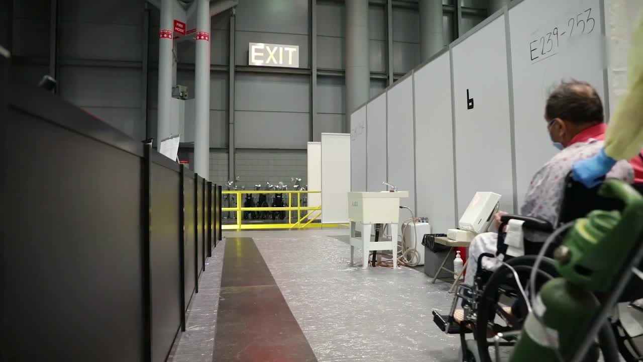 뉴욕 코로나 바이러스 covid19 환자는 대유행 전염병 발생 1 동안 javits 컨벤션 센터에서 치료를 받고 있습니다.