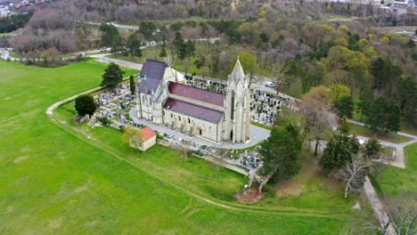 iglesia católica de maría asunta y cementerio de karner en bad deutsch-altenburg, austria
