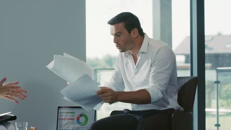 colegas discutiendo cuestiones de trabajo. hombre de negocios arrojando papel.
