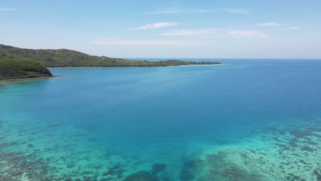 arrecifes de coral en las islas yasawa visibles desde el aire