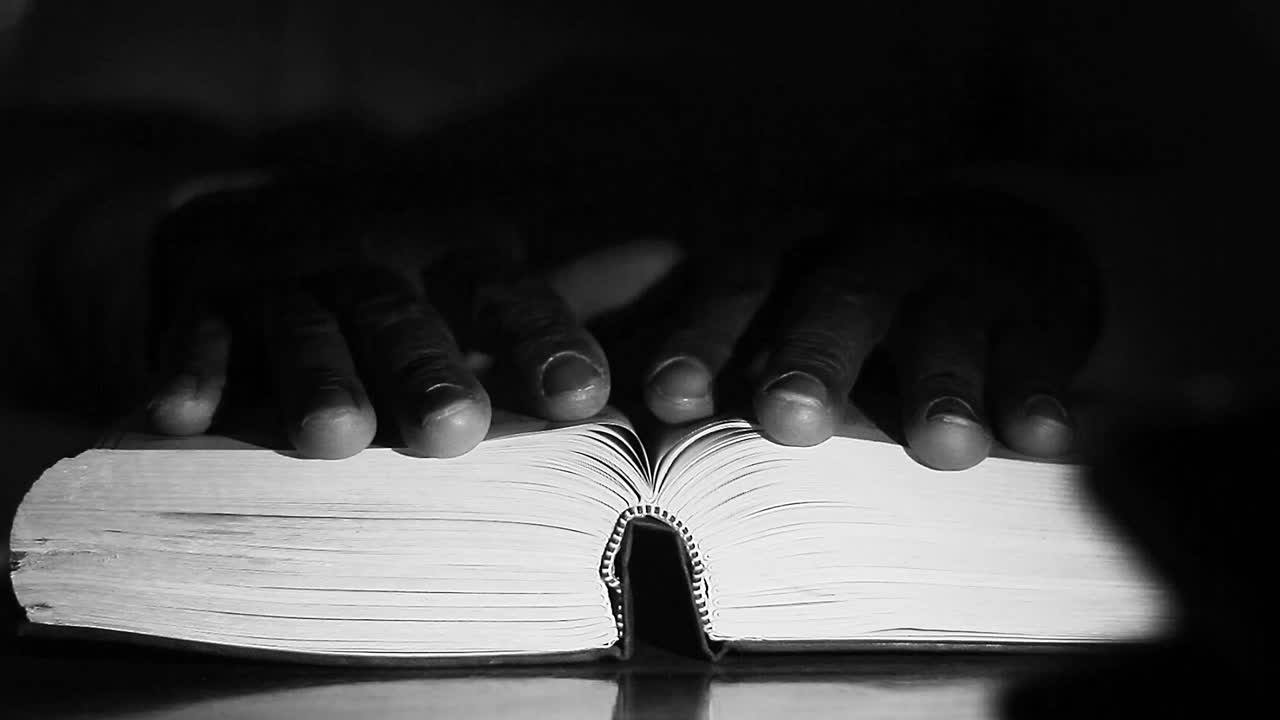 Video in stock di persone che pregano Dio con la Bibbia