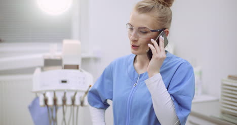 Ärztin-Telefoniert-Mit-Dem-Handy-In-Der-Gesundheitsklinik