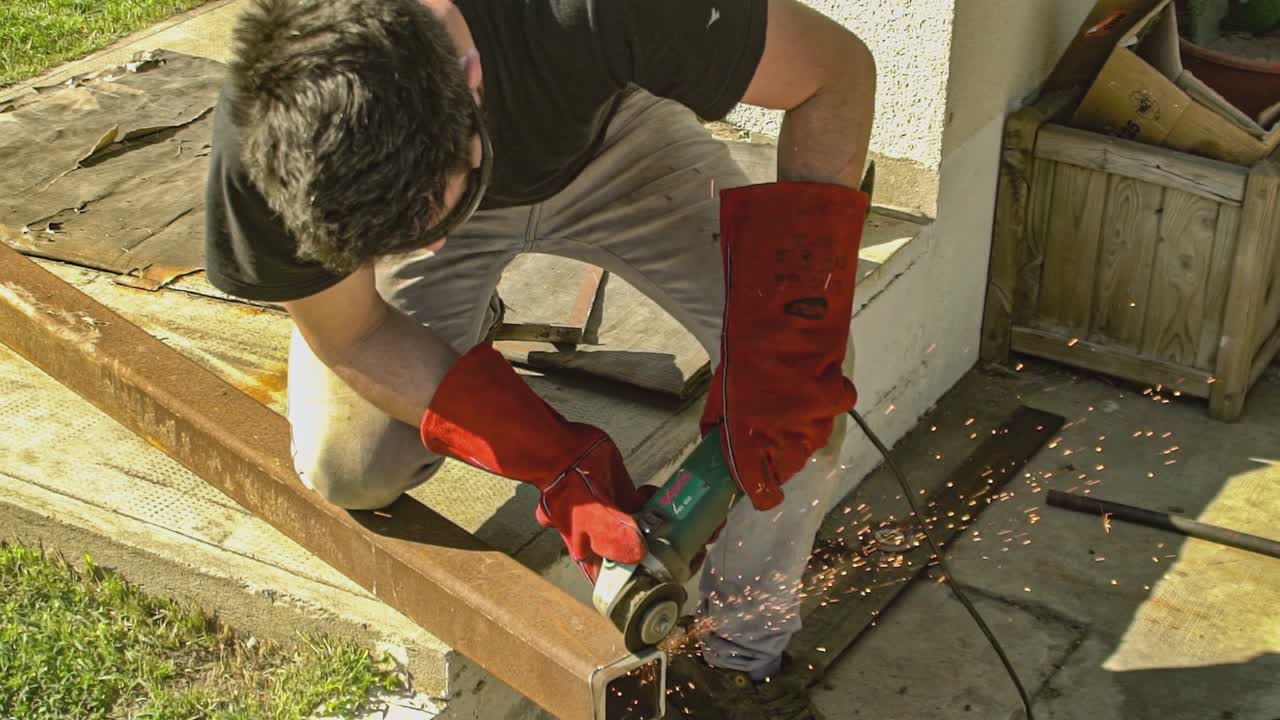 노동자 각 밀러는 철 프로파일을 절단합니다.