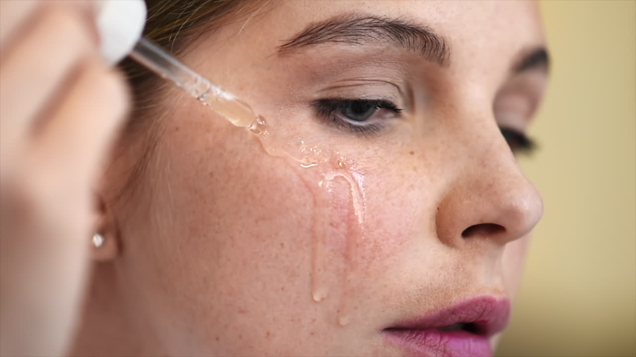 얼굴 에 혈청 을 바르는 여자