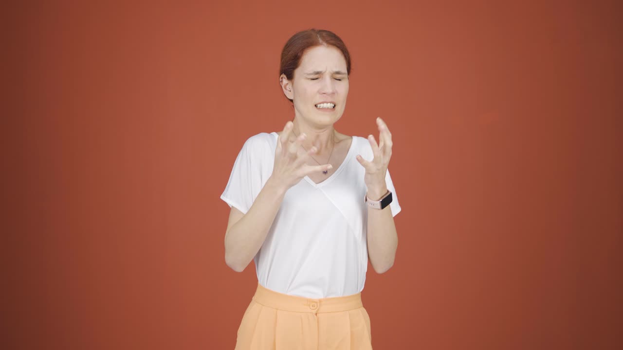 카메라 앞에서 신경 ⁇ 약을 겪고 있는 여성.