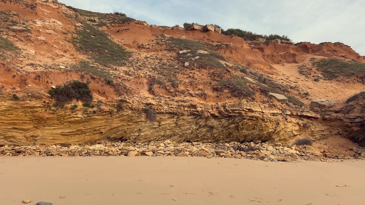 Vista panoramica di una costa rocciosa. Luce diurna.