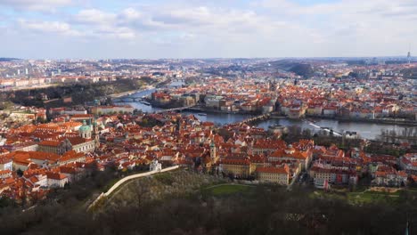 Vista-Aérea-De-La-Ciudad-Pequeña-Y-El-Casco-Antiguo-Y-El-Río-Moldava,-Praga,-República-Checa