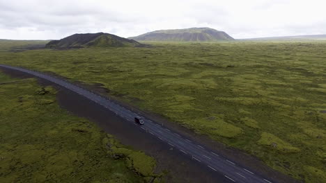 vista aérea de una carretera a través de un campo de lava de musgo en islandia.