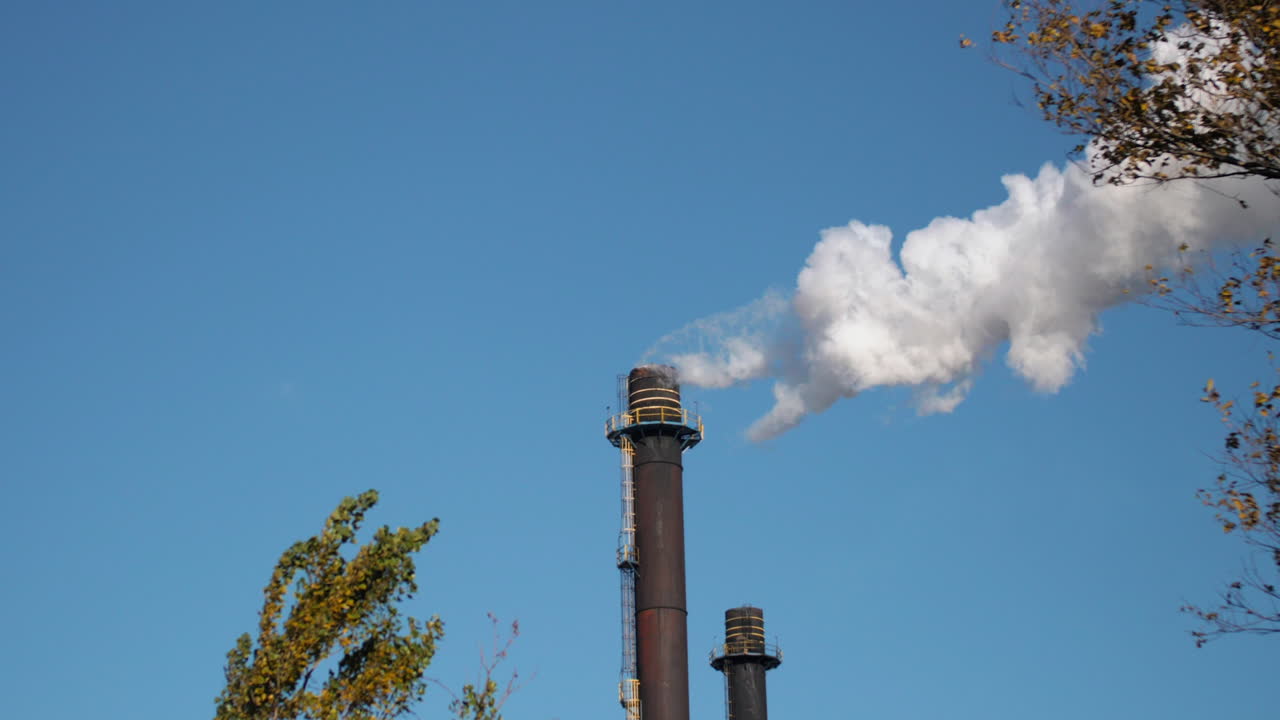 gruesas columnas de humo provenientes de la pila en la parte superior del edificio