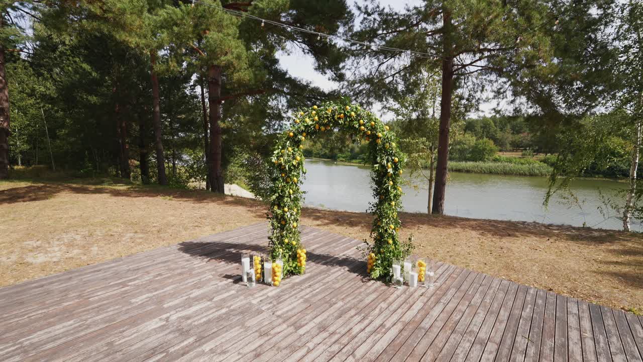 강변에 있는 아름다운 레몬 아치 결혼식 장식
