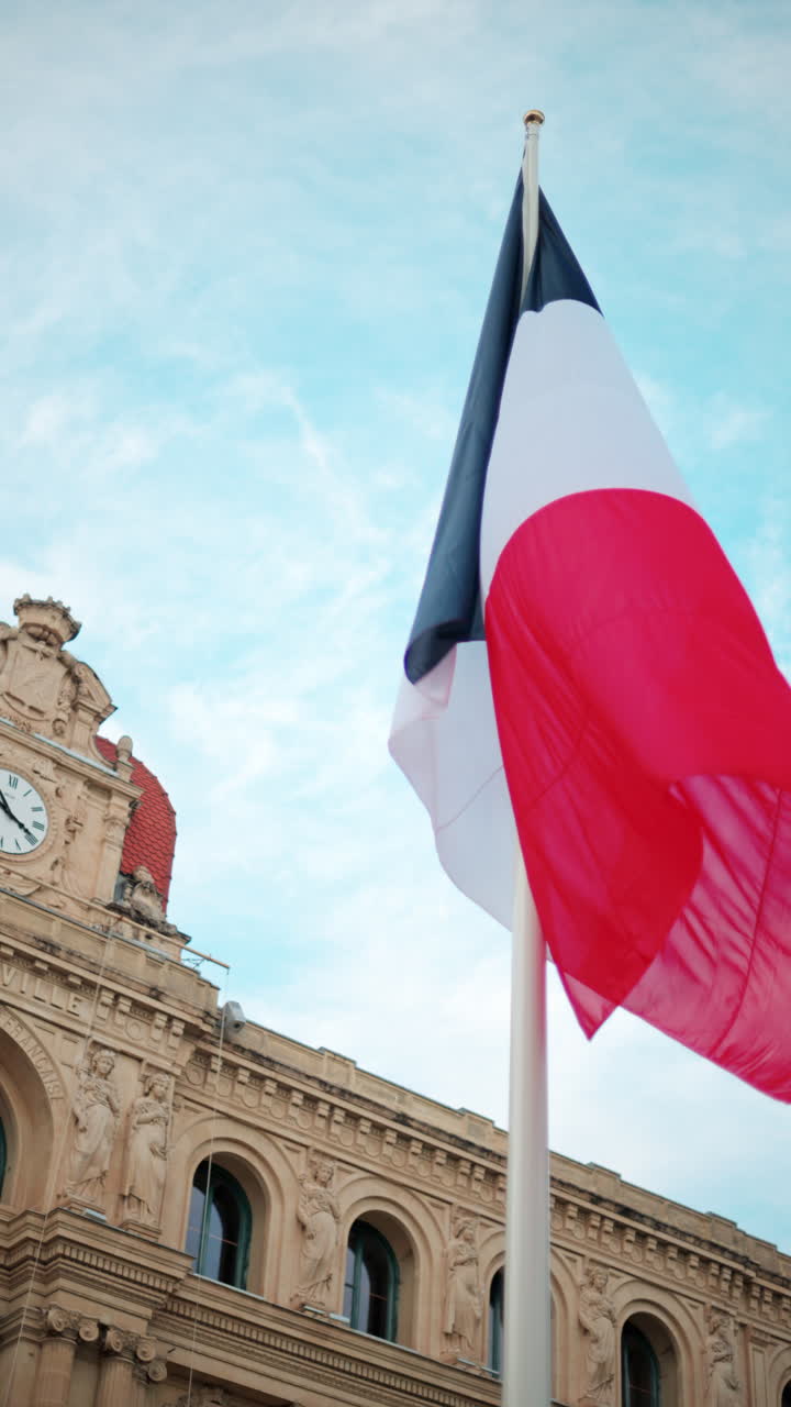 Fransa, Cannes'daki Mairie de Cannes Belediye binasının önünde dalgalanan Fransız bayrağı. Dikey