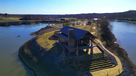 volando alto sobre freedom point en liberty park en clarksville, tennessee