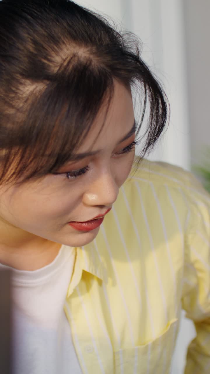 노트북 작업을 하는 여자