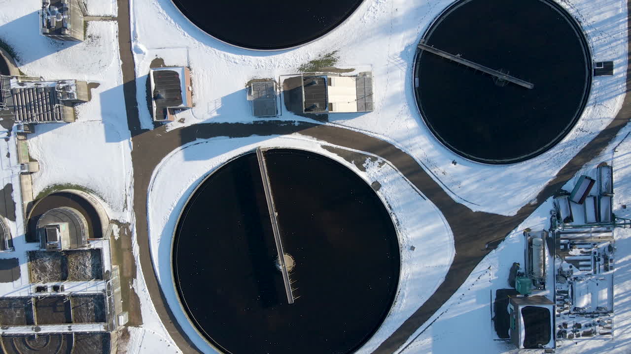 antena de arriba hacia abajo de las cuencas de las plantas de tratamiento de aguas residuales en invierno