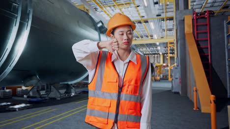 mujer ingeniera que desaprueba en un entorno industrial
