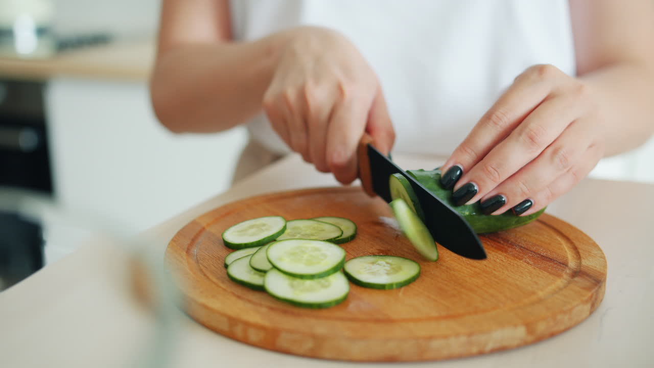 오징어를 잘라내는 여자