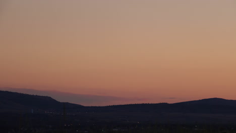 Dämmerungshimmel-Nach-Sonnenuntergang-über-Der-Landschaft