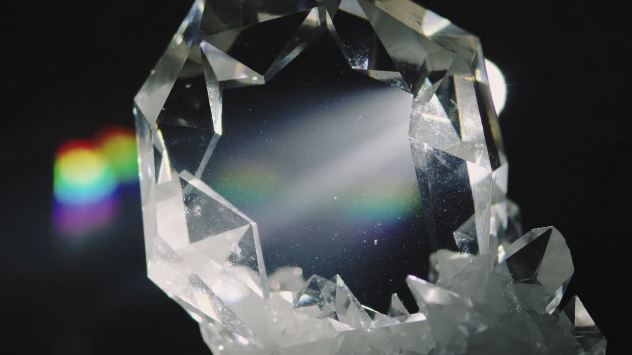 Kristall fängt Regenbogenband, reagiert auf Gegenlicht und streut Licht, zeigt Staub für Schmuck.