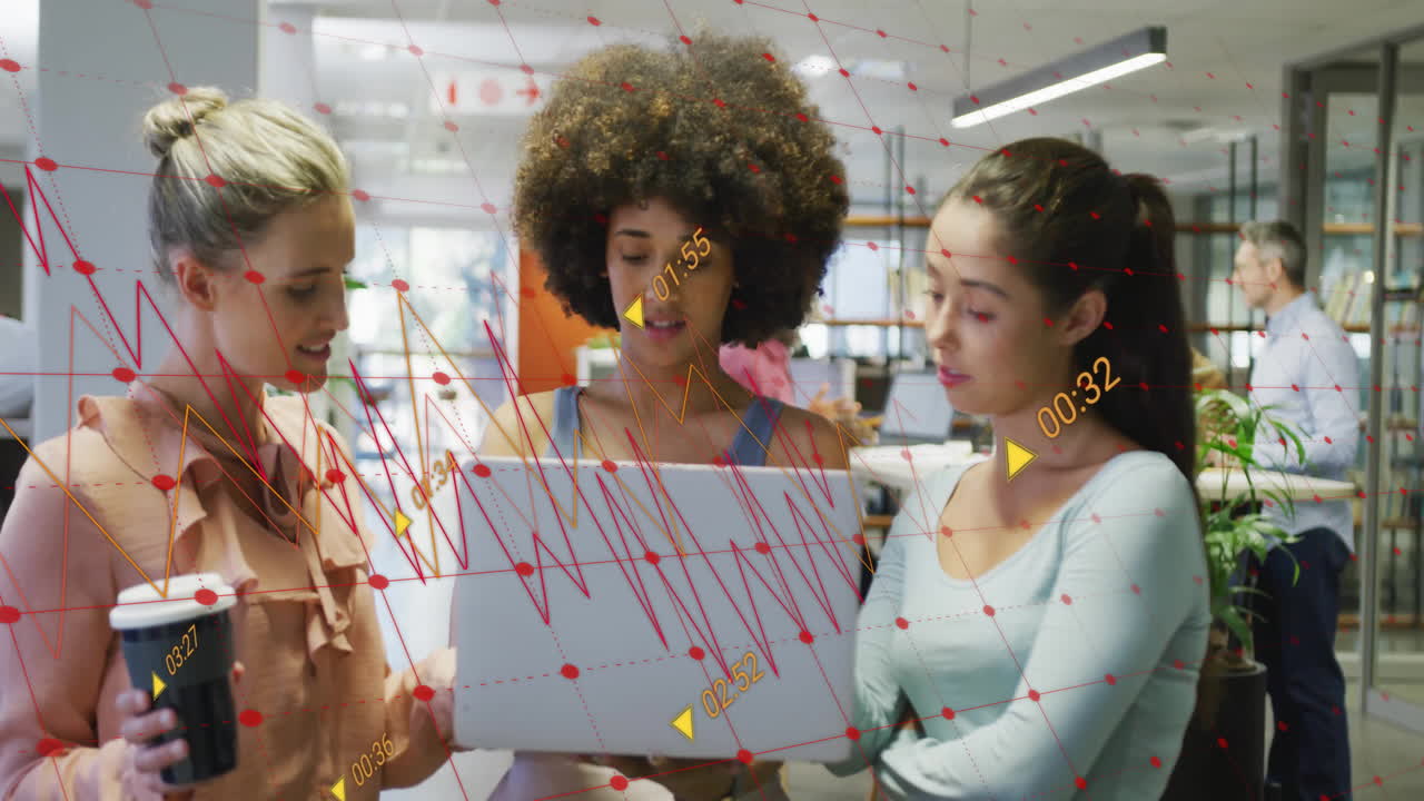 animación de gráficos y procesamiento de datos sobre diversas colegas femeninas usando computadora portátil en una oficina casual