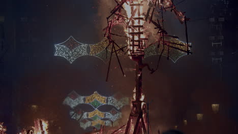 las estructuras de muñecas ninot arden en la hoguera de fallas en valencia.