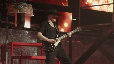 músico con sombrero de vaquero negro toca la guitarra eléctrica en la estampida de calgary