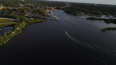 vista aérea de un barco en las aguas tranquilas de millers bayou, florida