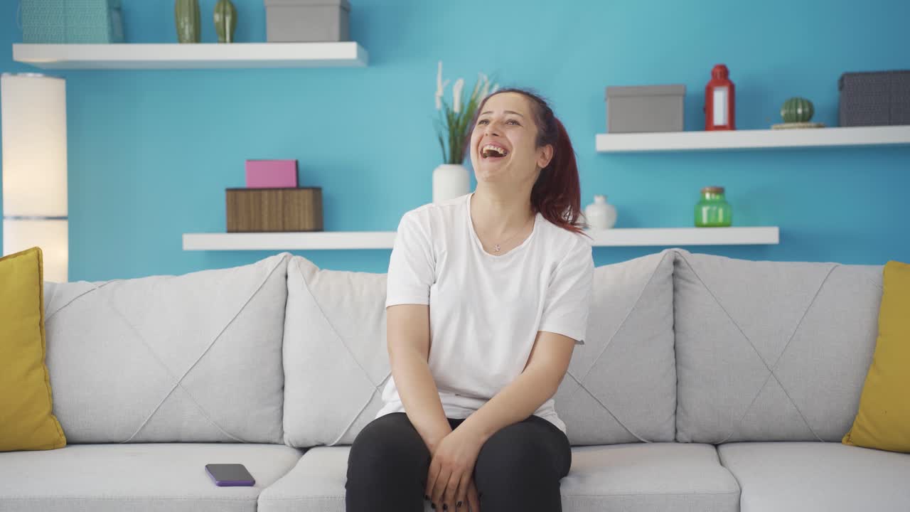 긍정적인 여성 행복하고 미소 짓는.