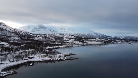 Paisaje-ártico-Noruego-Cerca-De-Narvik-Estableciendo-Toma-Panorámica-Sobre-La-Carretera