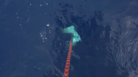 tirando del ancla desde el mar azul profundo