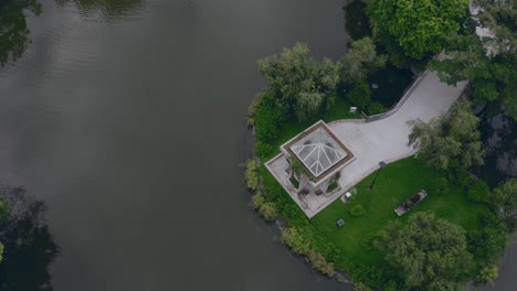 Vogelperspektive-Auf-Einen-See-In-Einem-Ruhigen-Park-Während-Des-Tages