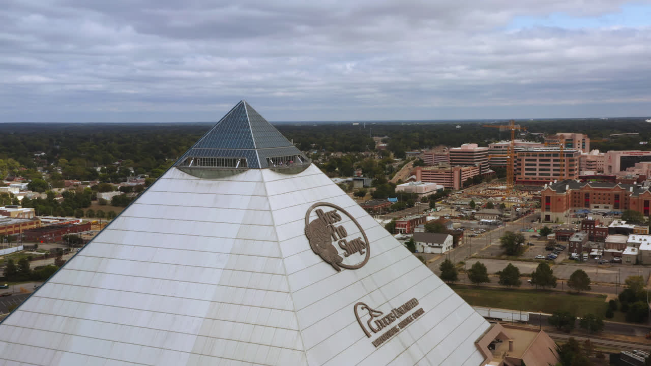 멤피스의 피라미드에 있는 바스 프로 상점의 에어리얼은 배경에 도시 풍경을 보여줍니다.