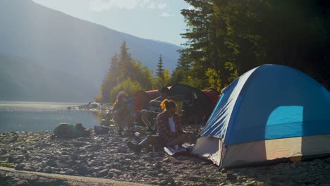 Gruppe-Von-Freunden,-Die-In-Der-Nähe-Des-Flussufers-Campen,-4k