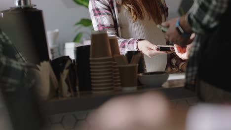 Feliz-Mujer-De-Negocios-Embarazada-Cajera-En-Una-Cafetería-Ocupada-Barista-Sirviendo-A-Los-Clientes-Comprando-Café-Apoyando-Al-Propietario-De-Una-Pequeña-Empresa-Disfrutando-De-Un-Servicio-Amigable-Tienda-De-Inicio-Exitosa