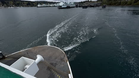 Saliendo-Del-Muelle-En-Un-Ferry-Fuera-De-La-Isla-De-Bainbridge,-Washington-Viajando-A-Seattle---Hiperlapso