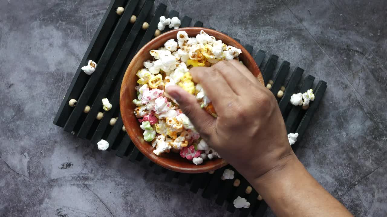 다채로운 팝콘 한 손