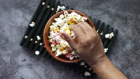 un puñado de palomitas de maíz de colores