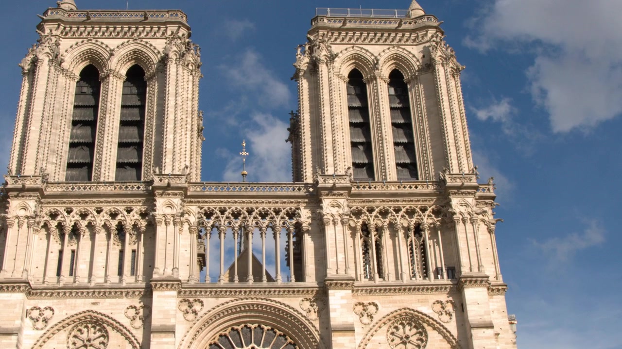 Paris'teki Notre Dame Katedrali Cephesinin Alçak Açıdan Görünümü