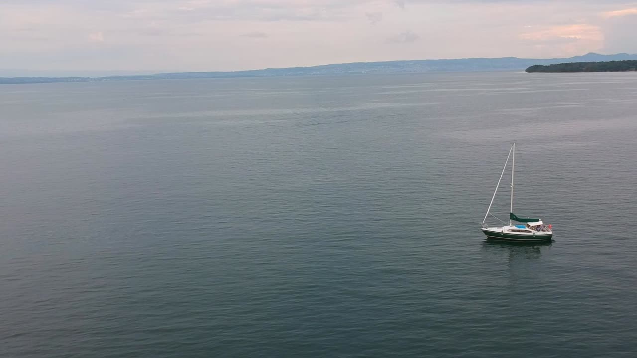 вид с воздуха на яхту, плывущую по озеру леман в тононе, франция