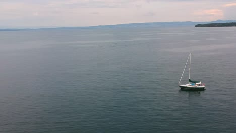 Vistas-Aéreas-De-Un-Yate-Navegando-En-El-Lago-Léman-En-Thonon,-Francia