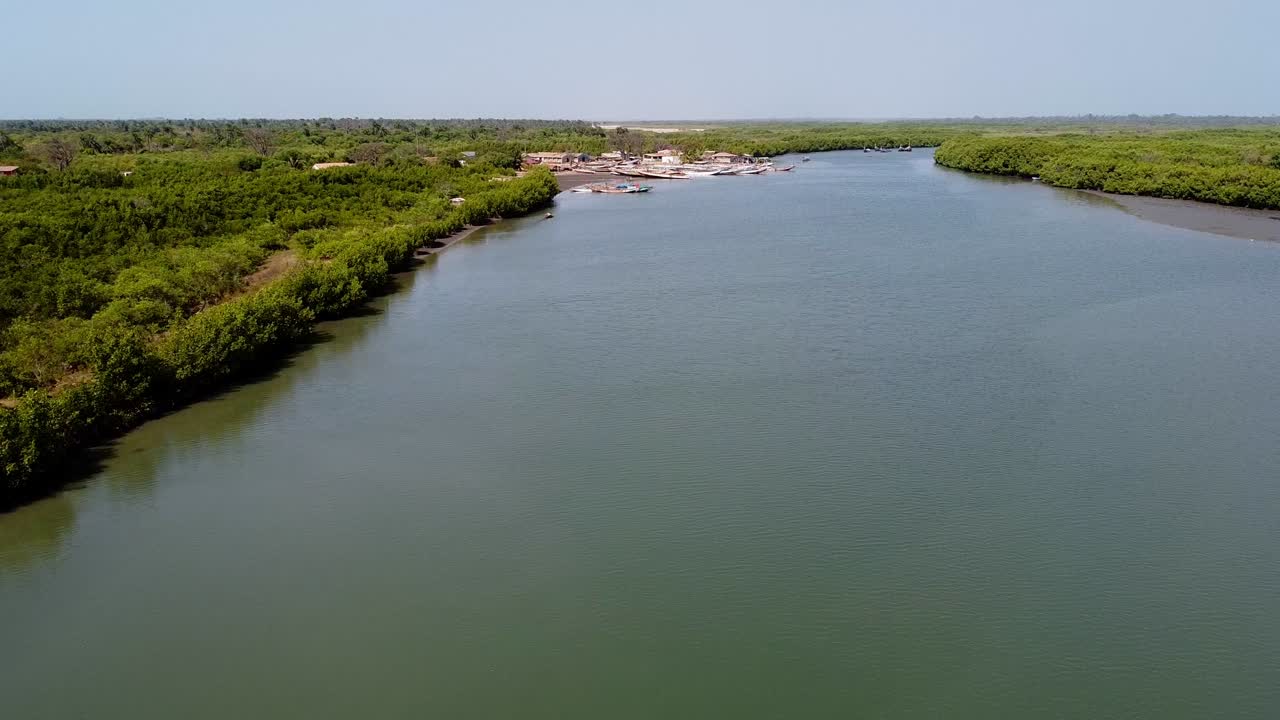 Toàn cảnh trên không sông Gambia, Đường Stala Adventures Kartong, Gambia, Châu Phi. Kênh nước rộng với bờ biển rừng, cảnh quay giới thiệu.
