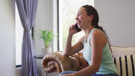 Glückliche-Kaukasische-Frau,-Die-Zeit-Zu-Hause-Verbringt-Und-Ihr-Smartphone-Nutzt