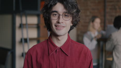 joven en el entorno de la oficina