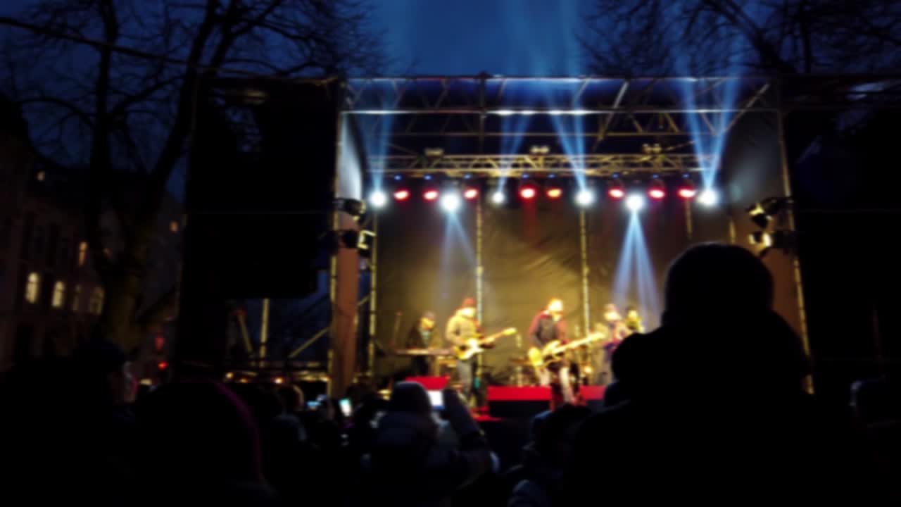 Filmagem do concerto no palco. Fora de foco