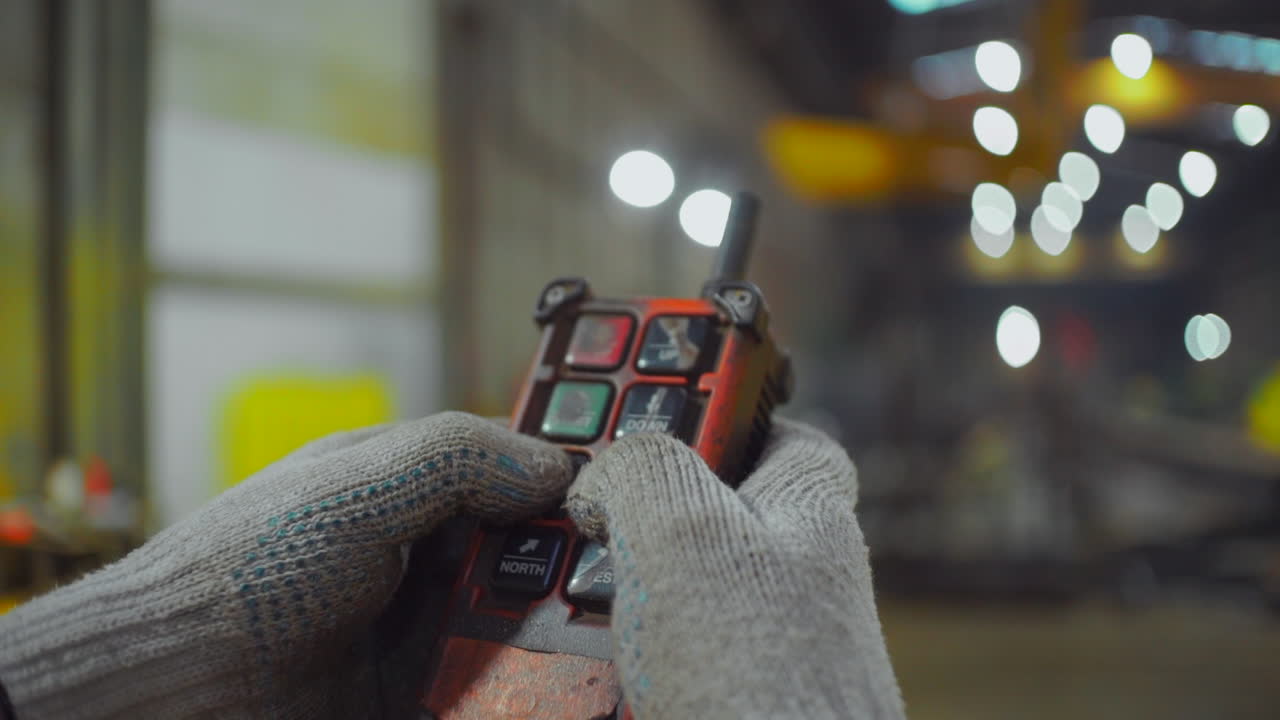 trabajador que opera un control remoto de una grúa