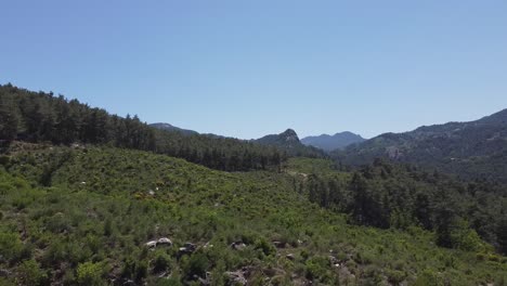 Toma-Aérea-Panorámica-De-Avance-Rápido-De-La-Naturaleza-En-El-Sur-De-Turquía-A-Lo-Largo-De-La-Antigua-Vía-Licia