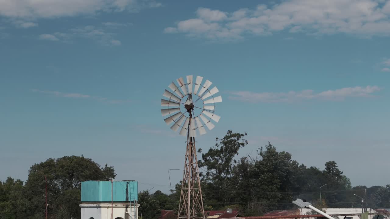 vista aérea de un molino de viento rústico en el paisaje rural, la vida agrícola