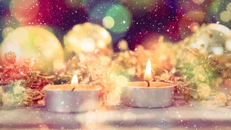 Kerzen-Und-Weihnachtsdekoration-Kombiniert-Mit-Fallendem-Schnee