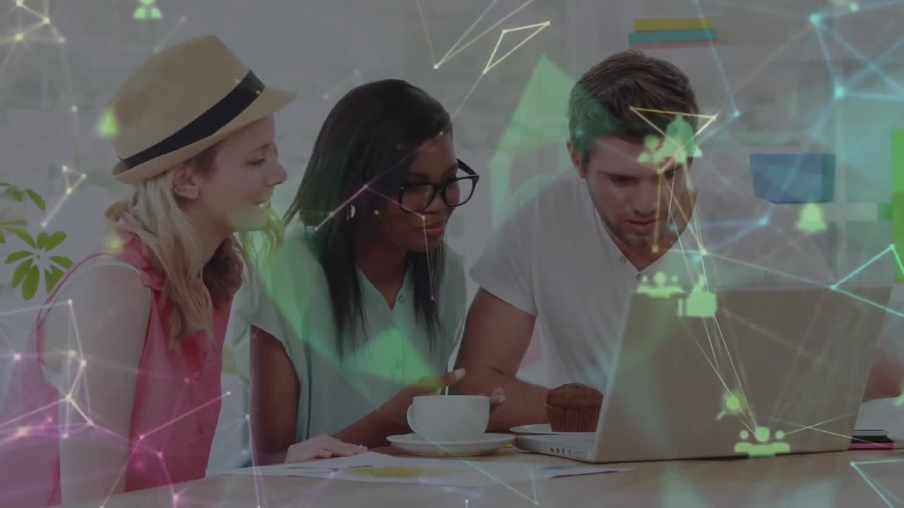 animación de redes e iconos de comunicación sobre diversos colegas que usan computadoras portátiles