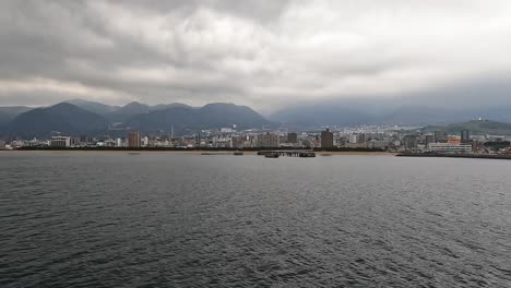 Blick-Auf-Die-Skyline-Von-Beppu-Vom-Wasser-Aus.-Japan